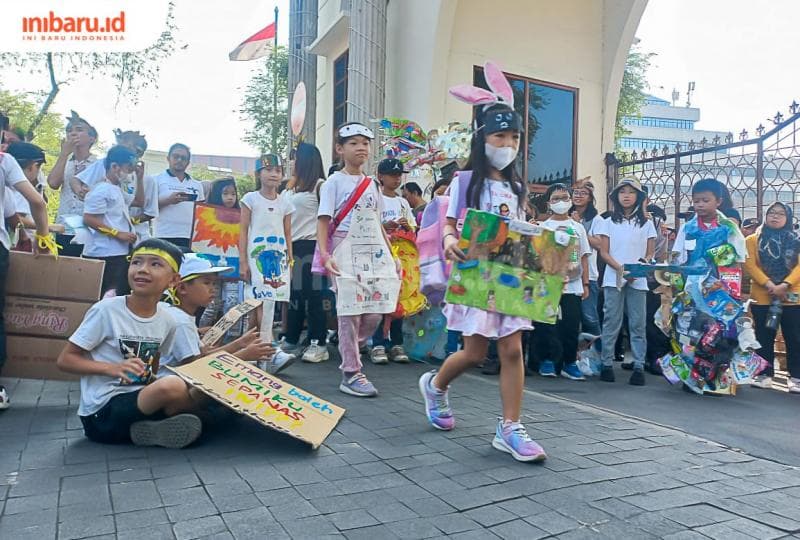 Anak-anak kecil sedang melakukan fashion show saat aksi 'Semarang Climate Strike 2023'. (Inibaru.id/ Fitroh Nurikhsan)