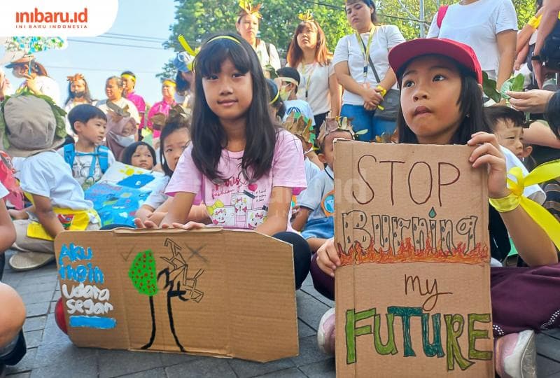 Anak-anak membentangkan poster berisikan kegelisahan terhadap kondisi bumi. (Inibaru.id/Fitroh Nurikhsan)