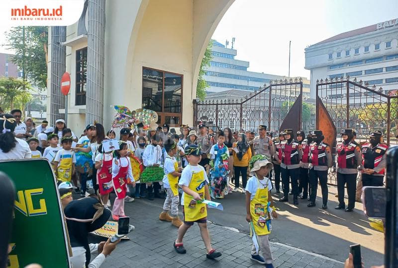 Potret anak-anak sedang fashion show di depan gerbang Balai Kota Semarang. (Inibaru.id/Fitroh Nurikhsan)