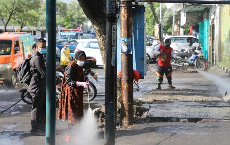 Penyemprotan disinfektan di jalanan dilakukan Wali Kota Surabaya, Tri Rismaharini (wartatransparansi)