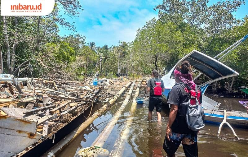 Pipa pembuangan limbah tambak udang melewati kawasan mangrove dan mengarah ke lautan lepas. (Inibaru.id/ Fitroh Nurikhsan)
