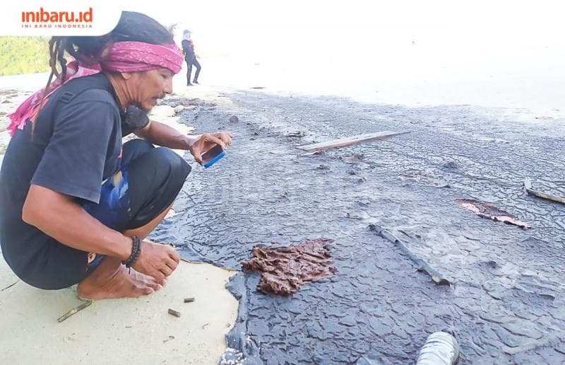 Kondisi Pantai Bobby yang diduga tercemar limbah tambak udang. (Inibaru.id/ Fitroh Nurikhsan)