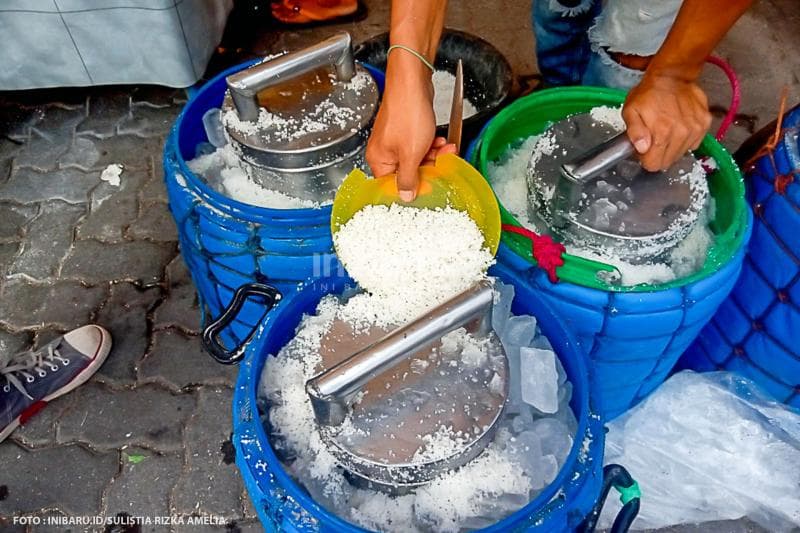 Pembuatan Es Puter Cong Lik yang dikalukan dengan cara tradisional.