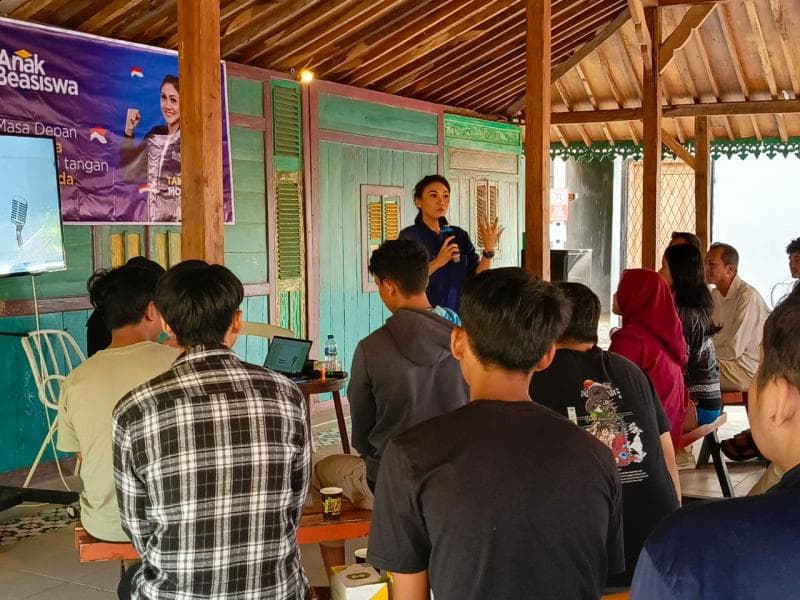 Presenter Metro TV Tantri Moerdopo mengisi kelas public speaking di Santrendelik Semarang pada Sabtu, 23 September 2023. (Istimewa)