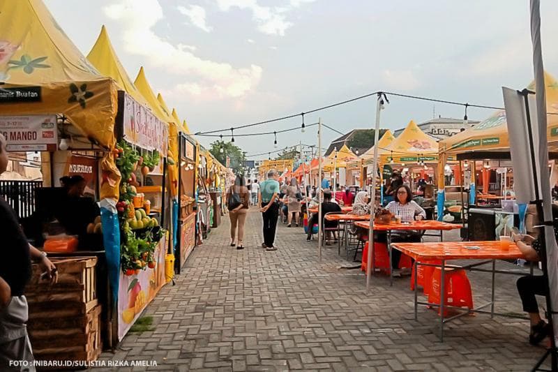 Suasana sore di Pasar Sentiling 2024 yang berlokasi di area parkir Metro Point Kota Lama Semarang.