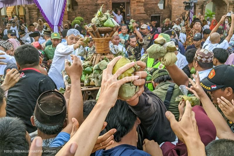 Ribuan orang mengantre untuk mendapatkan nasi kepal yang dibagikan secara gratis.