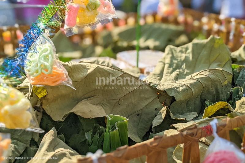 Tandu berisikan nasi kepal yang ditutupi daun jati dan dihiasi kerupuk atau ampyang menjadi ciri khas Kirab Ampyang Maulid.