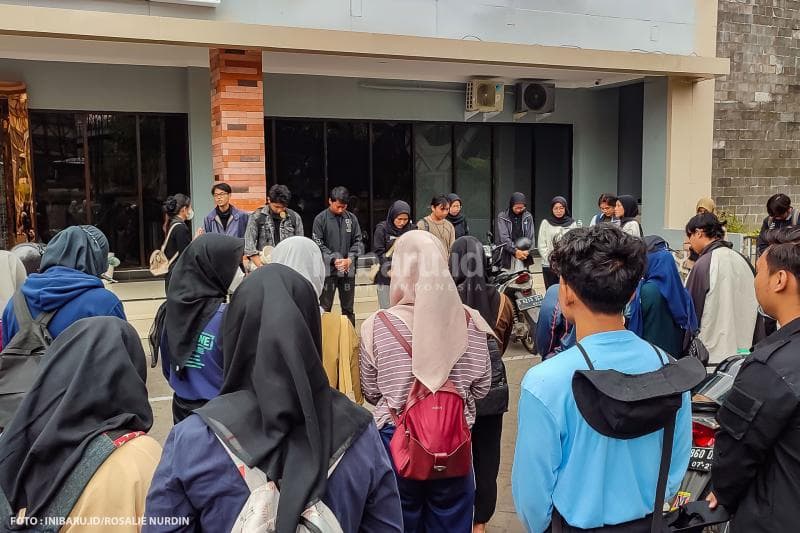 Sebelum melakukan aksi World Cleanup Day di Curug Semirang, para sukarelawan yang didominasi para zilenial terlebih dulu berkumpul dan berdoa di kampus Universitas Negeri Semarang.