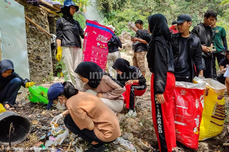 Untuk memperluas cakupan penyisiran, tim sukarelawan World Cleanup Day Semarang dibagi menjadi tiga kelompok dan masing-masing dibekali 10 karung untuk mengumpulkan sampah jenis plastik dan limbah B3.