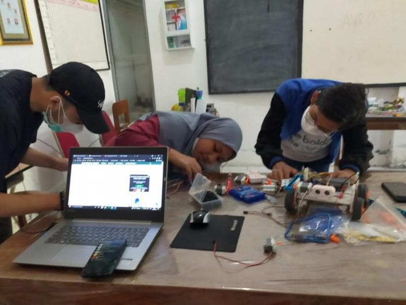 Tim Robotik MAN 1 Semarang saat membuat Robot Greenhouse. (Kemenag)
