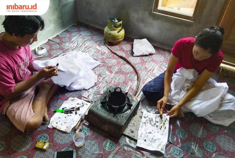 Khoirul Anhar dan pegawainya sedang melakukan proses mencanting batik. (Inibaru.id/ Ayu Sasmita)