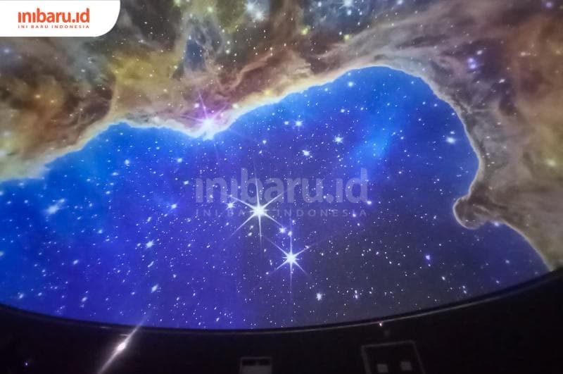Salah satu pemandangan luas angkasa yang disajikan di ruang show Planetarium UIN Walisongo. (Inibaru.id/ Fitroh Nurikhsan)