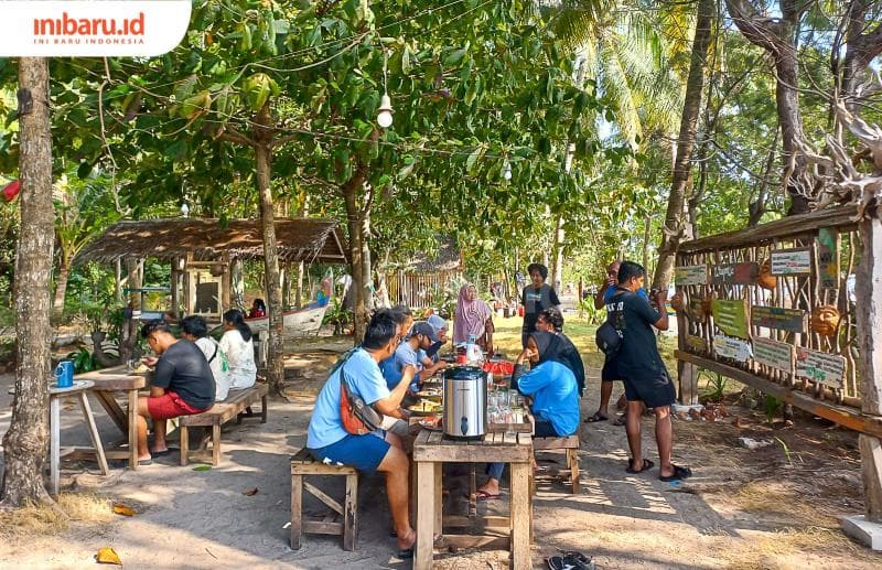 Pengunjung di Homestay Bunga Jabe sedang menyantap sarapan sambil bersantai. (Inibaru.id/ Fitroh Nurikhsan)