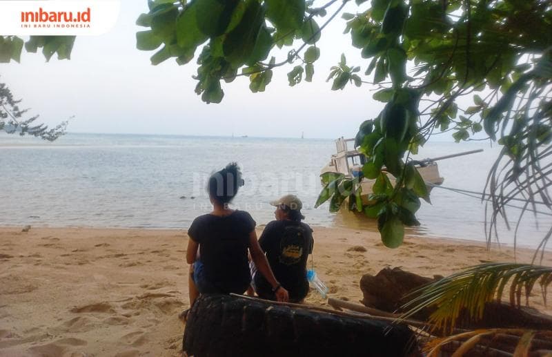 Dua orang pengunjung sedang menikmati panorama laut di Pantai Bunga Jabe Karimunjawa. (Inibaru.id/ Fitroh Nurikhsan)