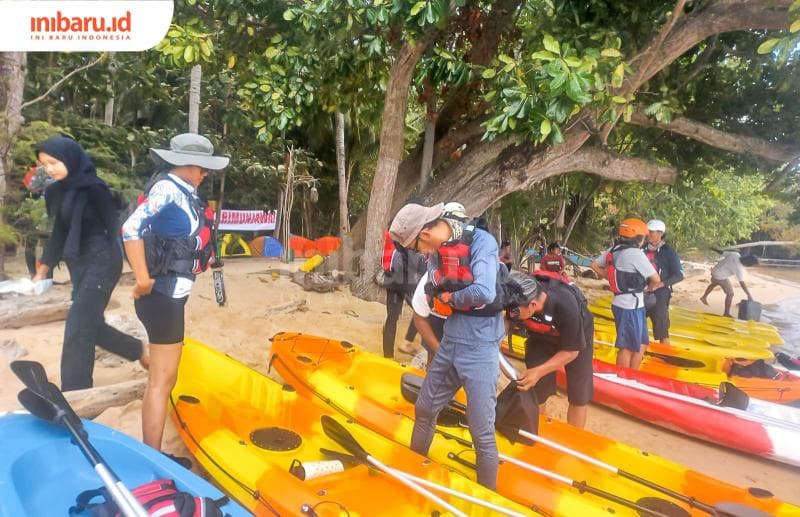 Para pengunjung hendak bersiap menaiki kayak (perahu kecil). (Inibaru.id/ Fitroh Nurikhsan)