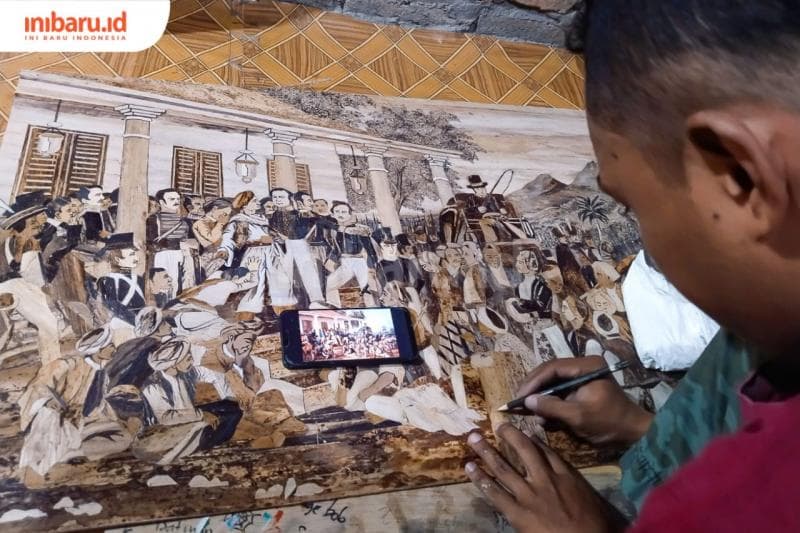 Proses pembuatan kreasi lukisan Raden Saleh dalam media pelepah pisang kering dan klaras. (Inibaru.id/ Ayu Sasmita)