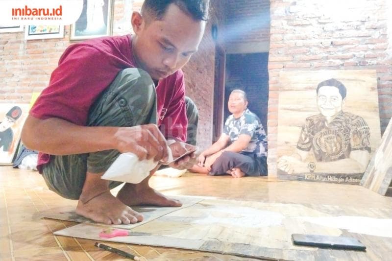 Inggit Art, seorang seniman asal Desa Dukun, Kecamatan Karangtengah, Kabupaten Demak memanfaatkan pelepah pisang sebagai media lukis. (Inibaru.id/ Ayu Sasmita)