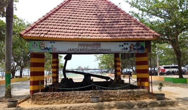 Menurut ahli sejarah, jangkar Dampo Awang yang ada di Pantai Kartini Rembang berasal dari kapal peninggalan penjajah Belanda. (Suarabaru/Widyartono)