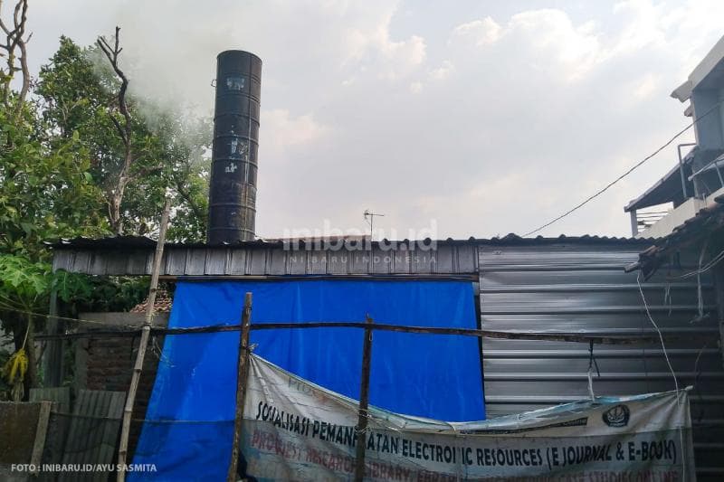 Ruangan pengasapan ikan berbentuk bangunan semipermanen dengan cerobong asap yang tinggi menjadi bagian nggak terpisahkan dari masyarakat Desa Cabean, Kecamatan Demak, Kabupaten Demak.