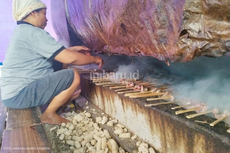Proses pengasapan ikan di Desa Cabean, Kecamatan Demak, Kabupaten Demak, telah berlangsung lebih dari dua dekade.