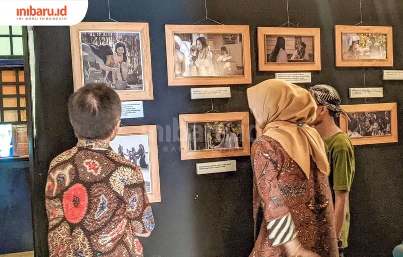Pengunjung sedang melihat pameran foto di Palana Japan. (Inibaru.id/ Hasyim Asnawi)