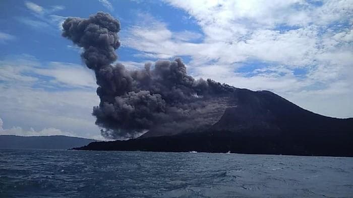 Ilustrasi letusan Gunung Anak Krakatau (dok. BNPB)