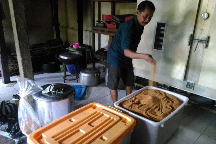 Proses pembuatan gula semut di Desa Wisata Hargotirto. (Kompas/Teuku Muh Guci)