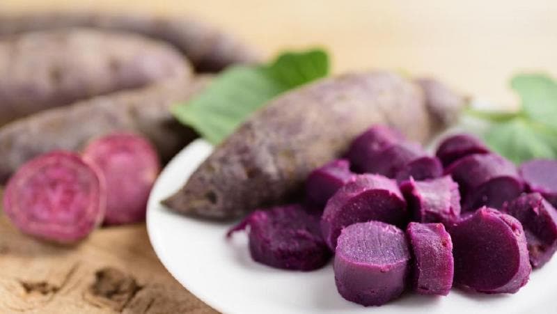 Taro dan ubi ungu ternyata berbeda. (Detikhealth/Getty Images/iStockphoto/Nungning20)