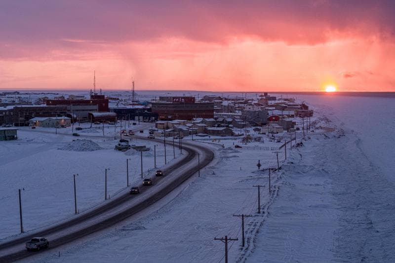 Sunset menawan di Utqiagvik ini nggak akan bisa disaksikan warga setempat hingga dua bulan ke depan karena kota di Alaska, AS, tersebut bakal hidup tanpa matahari selama musim dingin. (Alaskapublic)