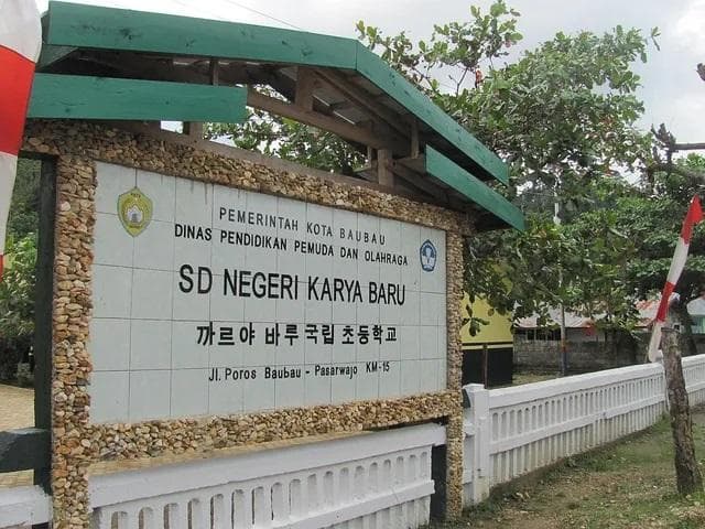 Huruf Hangul dituliskan pada papan nama instansi sekolahan di Cia-Cia, Sulawesi Tenggara. (Redaksi Indonesia)