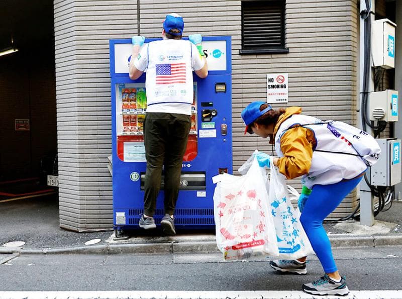 Piala Dunia memungut sampah di Jepang. (Taipeitimes/Reuters)