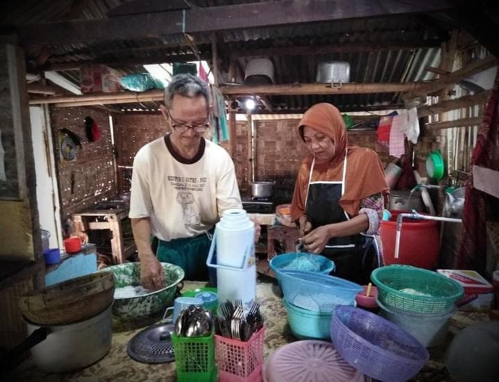 Pak Gatot dan Bu Sundari menyiapkan bakso combor. (Googleuser/Baksotahubundari)