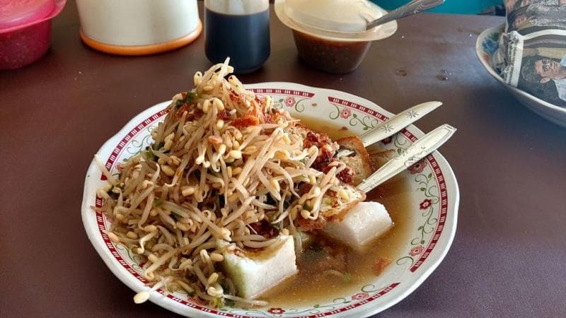 Sejarah penamaan lontong balap, makanan khas Surabaya. (Wikipedia/Lasthib)