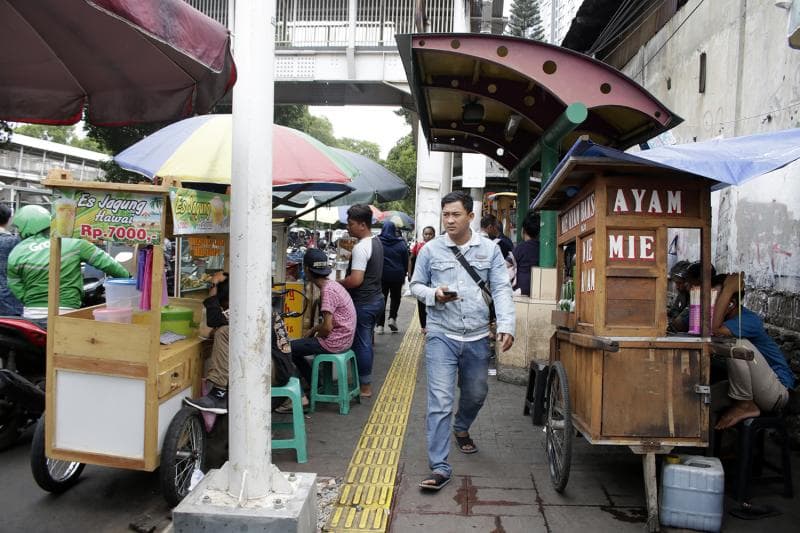 Bukan malas jalan kaki, fasilitas jalan kaki bagi orang Indonesia nggak memadai dan banyak disalahgunakan. (Mediaindonesia/Bary Fathahilah)
