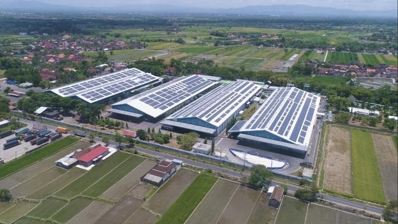 Pabrik Danone - AQUA di Klaten telah memanfaatkan teknologi energi terbarukan melalui panel surya atau Pembangkit Listrik Tenaga Surya (PLTS) Atap. (Danone - Aqua)