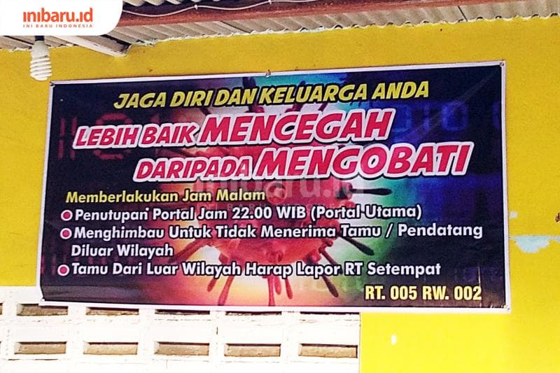 Berbagai anjuran menjaga diri dan keluarga di perumahan (kampung) area Semarang. (Inibaru.id/ Isma Swastiningrum)<br>