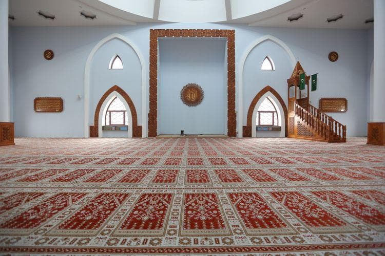 Interior Masjid Istiklal di Bosnia memakai banyak bahan dari Indonesia. (Shutterstock/as-artmedia)