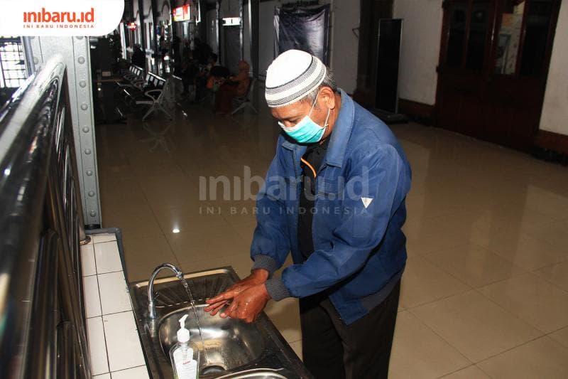 Rajin cuci tangan dan menjaga kesehatan, terlebih di tempat umum seperti stasiun. (Inibaru.id/ Triawanda Tirta Aditya)