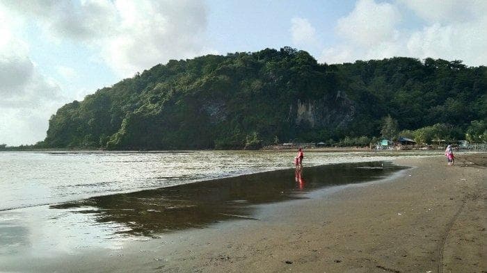 Gunung Selok dan mulut Gua Rahayu jika dilihat dari Pantai Sodong. (Tribunnews/Pingky)