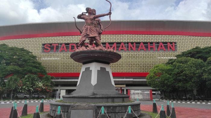 Patung orang memanah di depan Stadion Manahan Solo. (Medcom/Widjajadi)