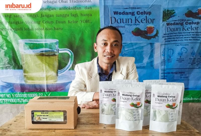 Yohanes Rudi, owner Wedang Celup Daun Kelor memperkenalkan produknya.&nbsp;(Inibaru.id/ Ayu Sasmita)
