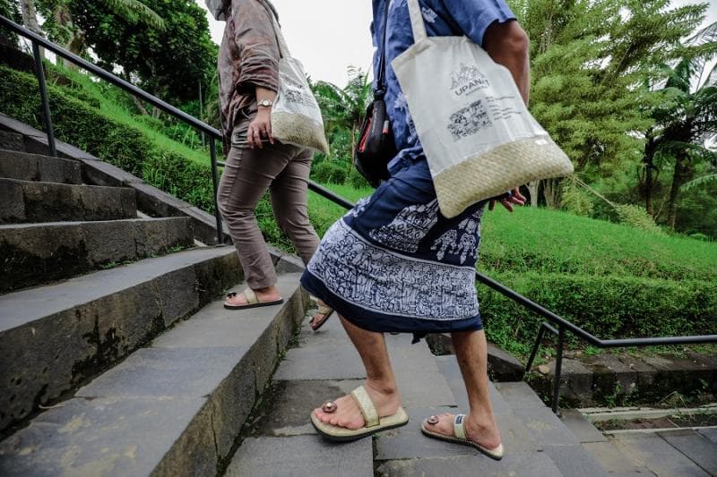 Sandal upanat dipakai pengunjung Candi Borobudur. (Harianmerahputih)