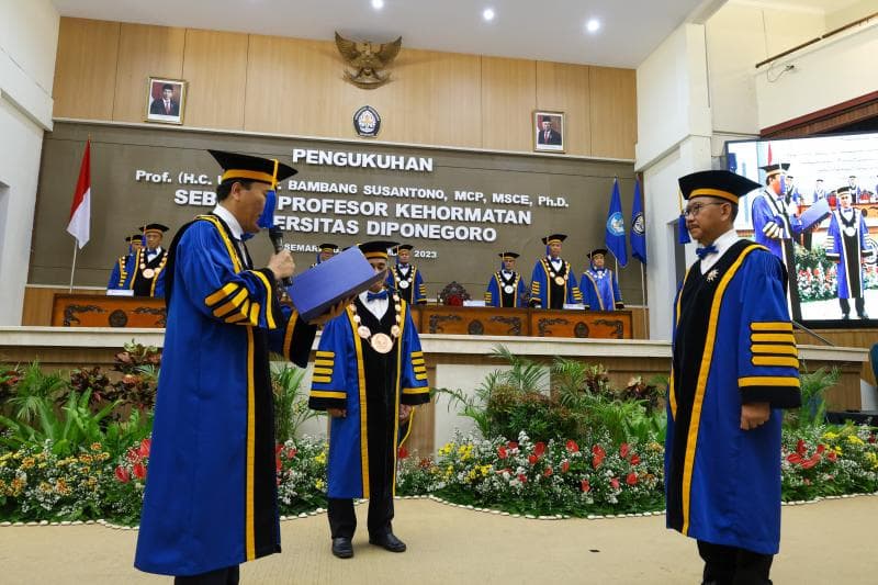 Kepala Otorita Ibu Kota Nusantara (IKN) Bambang Susantono mendapat gelar Profesor Kehormatan (Honoris Causa) Bidang Keahlian Kota Layak Huni dan Berkelanjutan dari Undip. (Humas IKN)