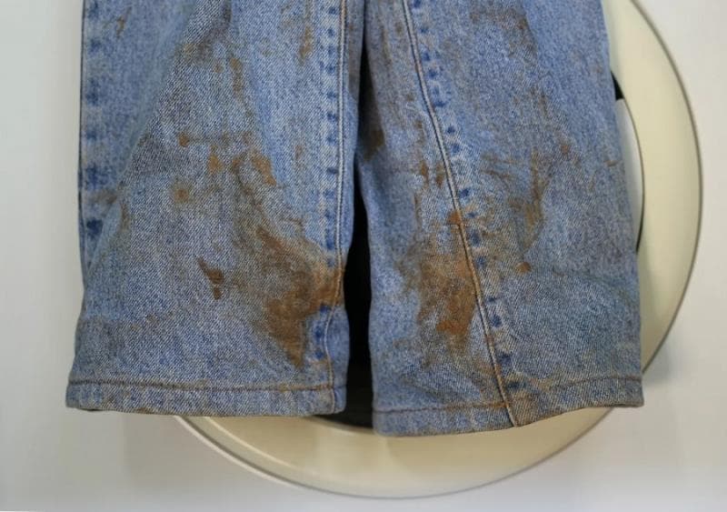Kamu bisa mencuci celana jeans jika memang sudah sangat kotor. (Trhiftyfun)