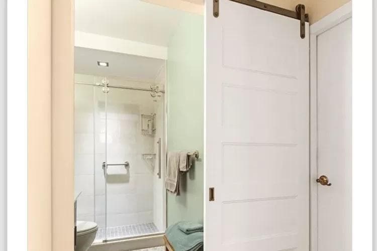 Pintu geser di kamar mandi bisa menghemat ruang. (Bogorinside)