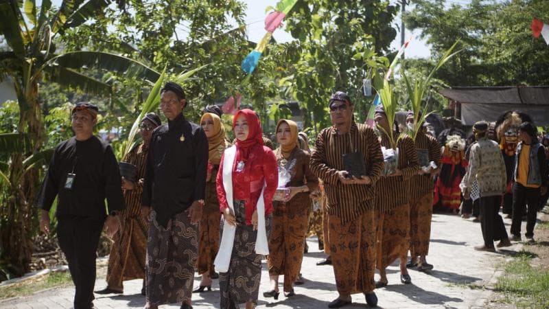 Kirab Banawa Sekar dan Kerukunan Warga Desa Ngloram Cepu
