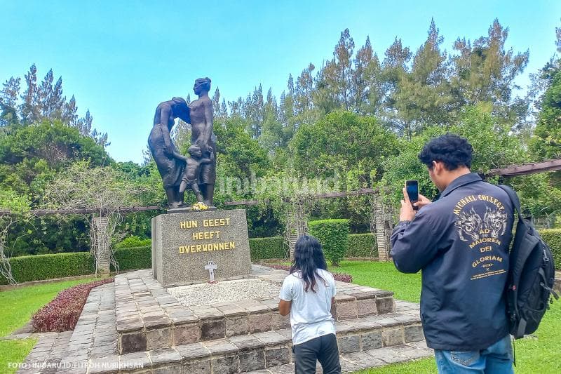 Patung dua orang perempuan dan satu anak ini adalah momumen paling ikonik di Ereveld Kalibanteng.