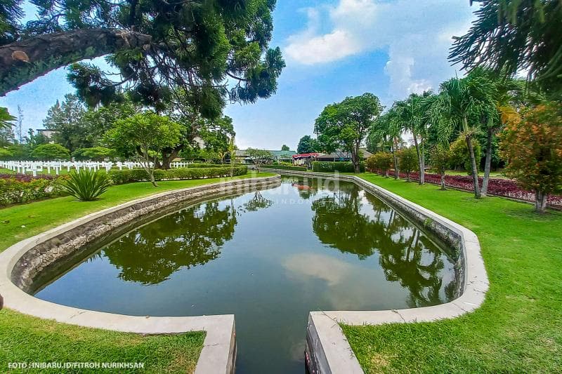 Kompleks permakaman Ereveld Kalibanteng yang mencakup area seluas 6,5 hektare dikelilingi danau buatan.