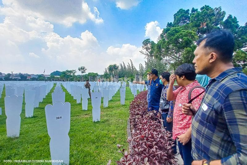 Selain makam-makam orang Belanda, di kompleks Ereveld Kalibanteng juga terdapat sebuah pemakaman orang Indonesia dengan hiasan khusus.