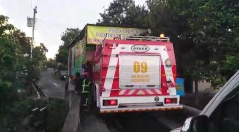 Mobil damkar terhalang pos penanganan corona warga di Magelang, Jawa Tengah (twitter.com/BorobudurNews_)